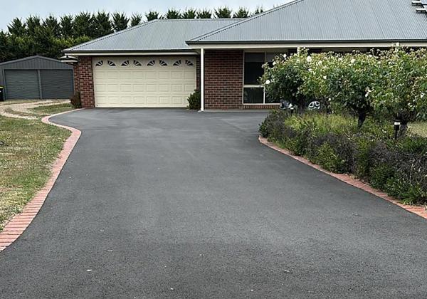 Residential asphalt driveway in Melbourne